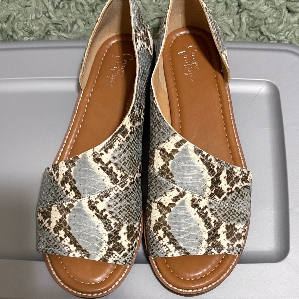 Crown Vintage Snake Pattern Sandals - Gray and Cream